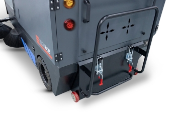 Battery-powered road sweeper SKM80E, 15.200 m²/h, 1.950 mm x 2.190 mm x 2.085 mm, wipeket 