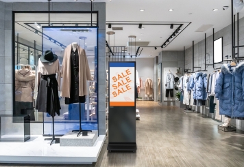 Mobiler digitaler Kundenstopper DKS-LED43 inkl. Transportbox, Schwarz, 43 in Display, Android 13, TecMaschin 