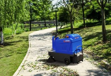 Battery-powered ride-on sweeper AKM80-1, 7.200 m²/h, 92 l dust tank, wipeket 