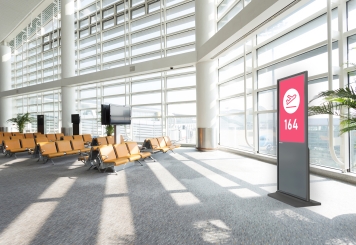 Digitaler Kundenstopper DKST-LED43 mit Touchscreen inkl. Transportbox, Schwarz, 43 in Display, Android 13, TecMaschin 