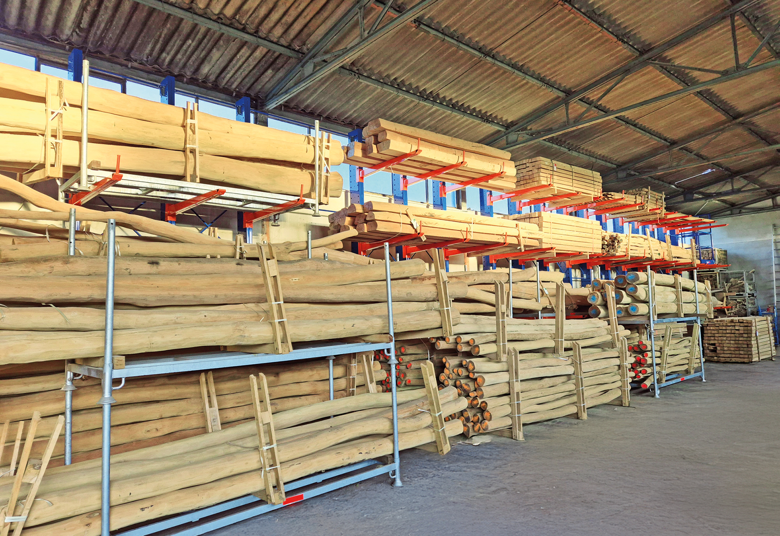 Utilisation de rayonnages cantilever dans l'entrepôt